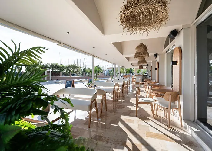 Отель Zephyros 3*